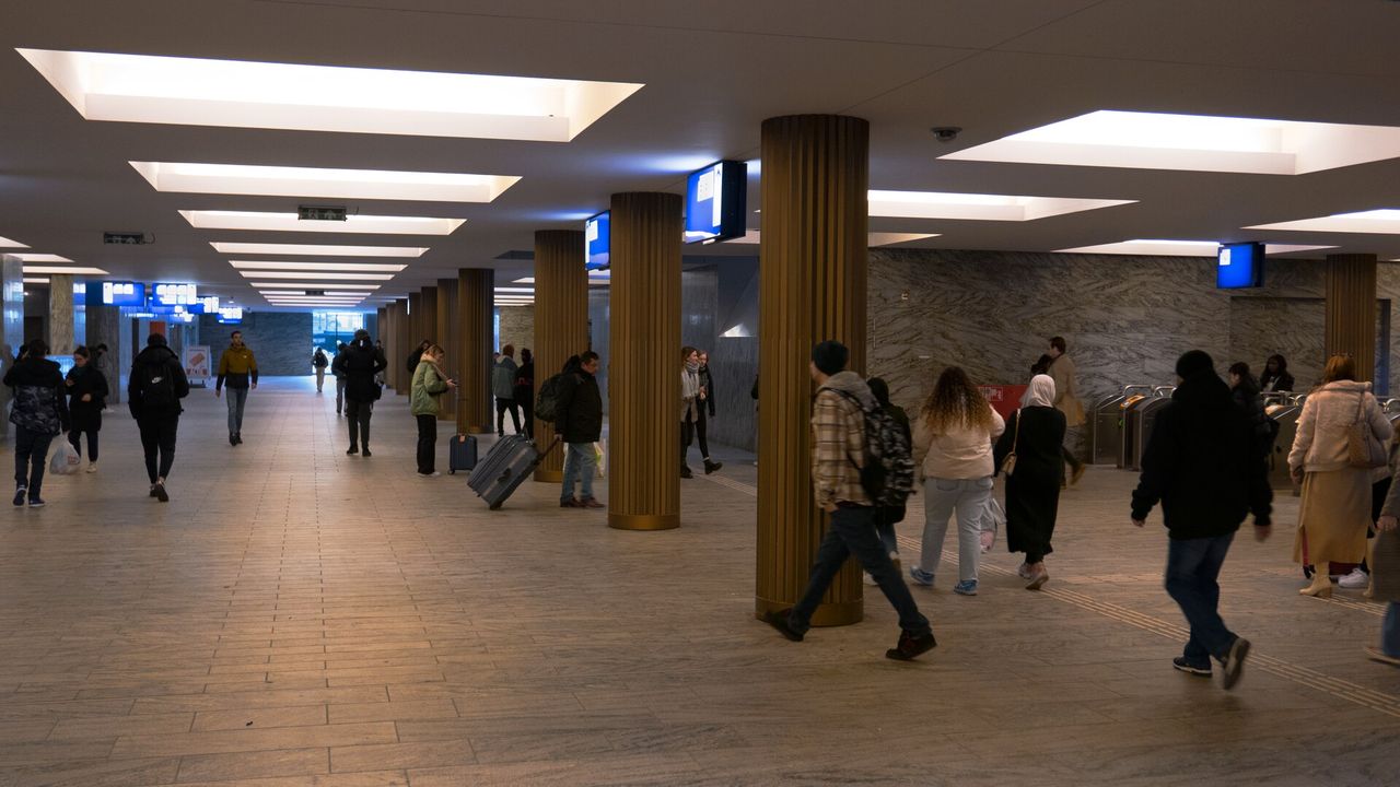 Menschen in einem hellen, offenen Gebäude, in Bewegung